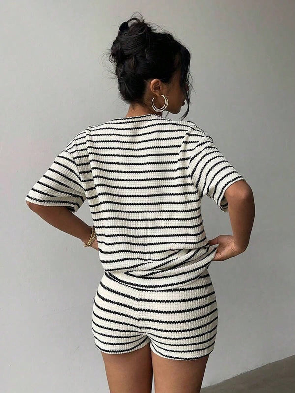 Round-Neck Patchwork Short-Sleeve Top & Shorts Two-Piece Set for Summer Casual Wear